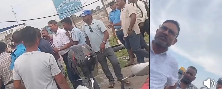 ड्युटीमा खटिएका प्रहरीलाई बोली नै पिच्छे अपशब्द कारबाही गर्न प्रहरी कागज तयार पार्दै 
