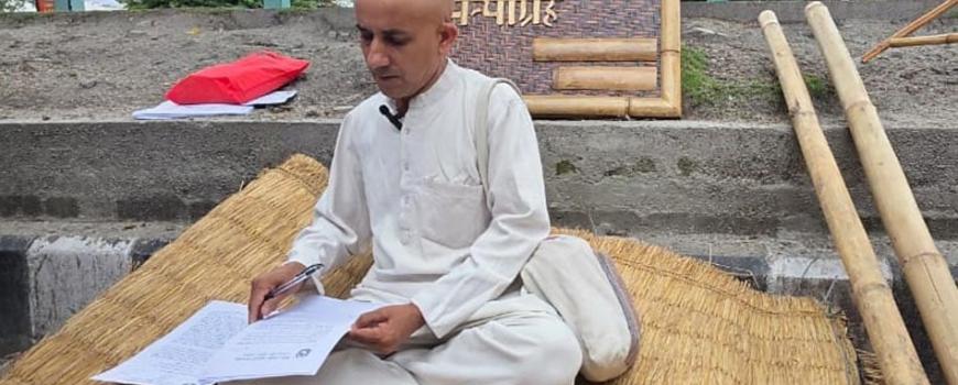 बाँसबाट बनेका कुर्सी टेबल प्रयोग गर्न नीतिगत अड्चन हटाउन माग गर्दै खोटाङका मेयरको माइतीघरमा सत्याग्रह 