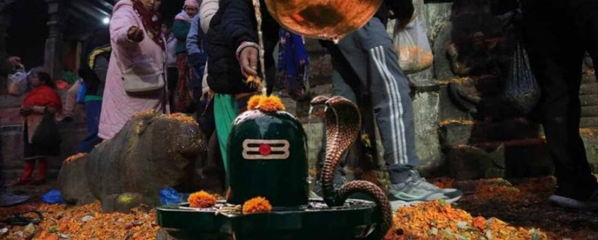 आज साउनको पहिलो सोमबार, शिवालयमा जल चढाउनेको घुइँचो 