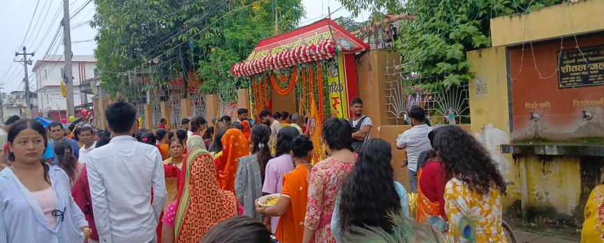 विराटनगरकाे राधाकृष्ण मन्दिरमा भक्तजनको भिड,  भाेली निस्कने रथयात्राका लागि गरियाे नयाँ रथकाे पुजा (फाेटाेहरू) 