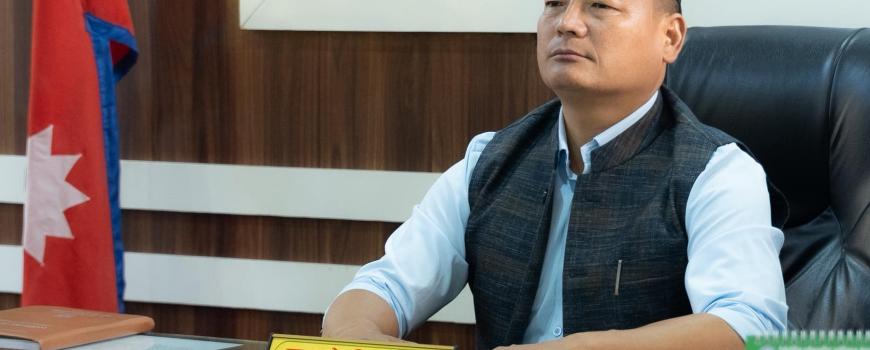 रोकिएन कोशीका कृषि मन्त्री हाङ्गामको अराजकता :  सचिव चढ्ने गाडीको चाबी खोसे 