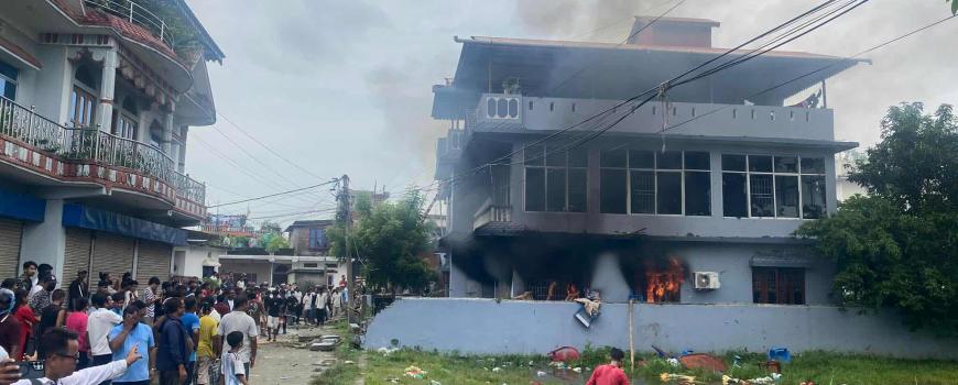  प्रर्दशनकारीले मेयर हेमकर्ण पौडेलको घरमा लगाए आगो  