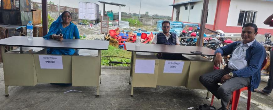 पार्किङ स्थलमा टेबल कुर्सी राखेर भोक्राह नरसिंह गाउँपालिकाले सुरु गर्‍यो सेवा प्रवाह 