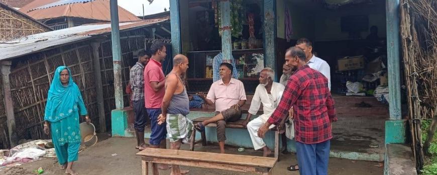 सुनसरीमा घरमा बाढी पसेर विस्थापित परिवार घर फर्कन थाले