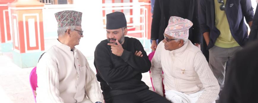 बिहानै देखी मतदाता भेट्न थाले बालेन, बालबालिका देखी बुढा सम्म फोटो खिच्न उत्साहित  