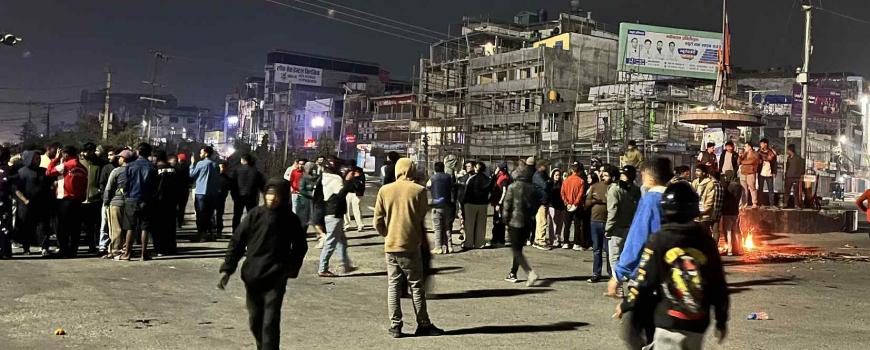 इटहरीको मुख्य चोकमा ट्रकको ठक्करबाट एक जनाको मृत्यु भएपछि अवस्था तनावग्रस्त