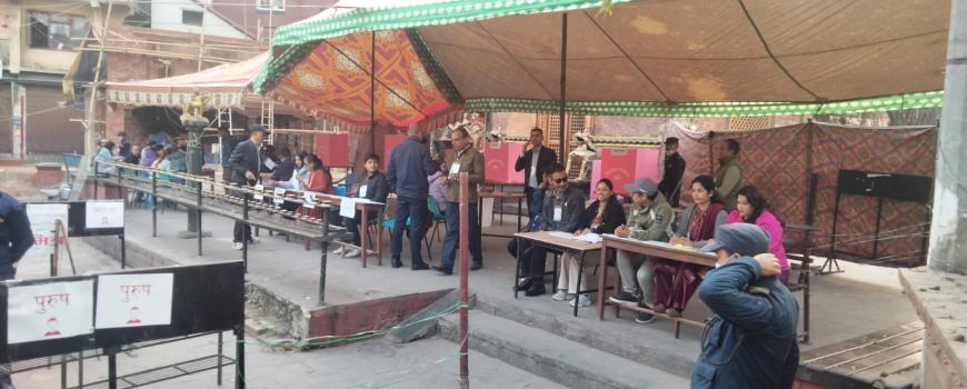 बिहानैबाट मतदान सुरु, मतदान गर्न मतदाता उत्साहीत बिहानै देखी लाइनमा 