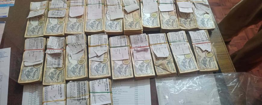 स्रोत नखुलेको २६ लाख ९८ हजार रुपैयाँ  सहित दुई जना पक्राउ